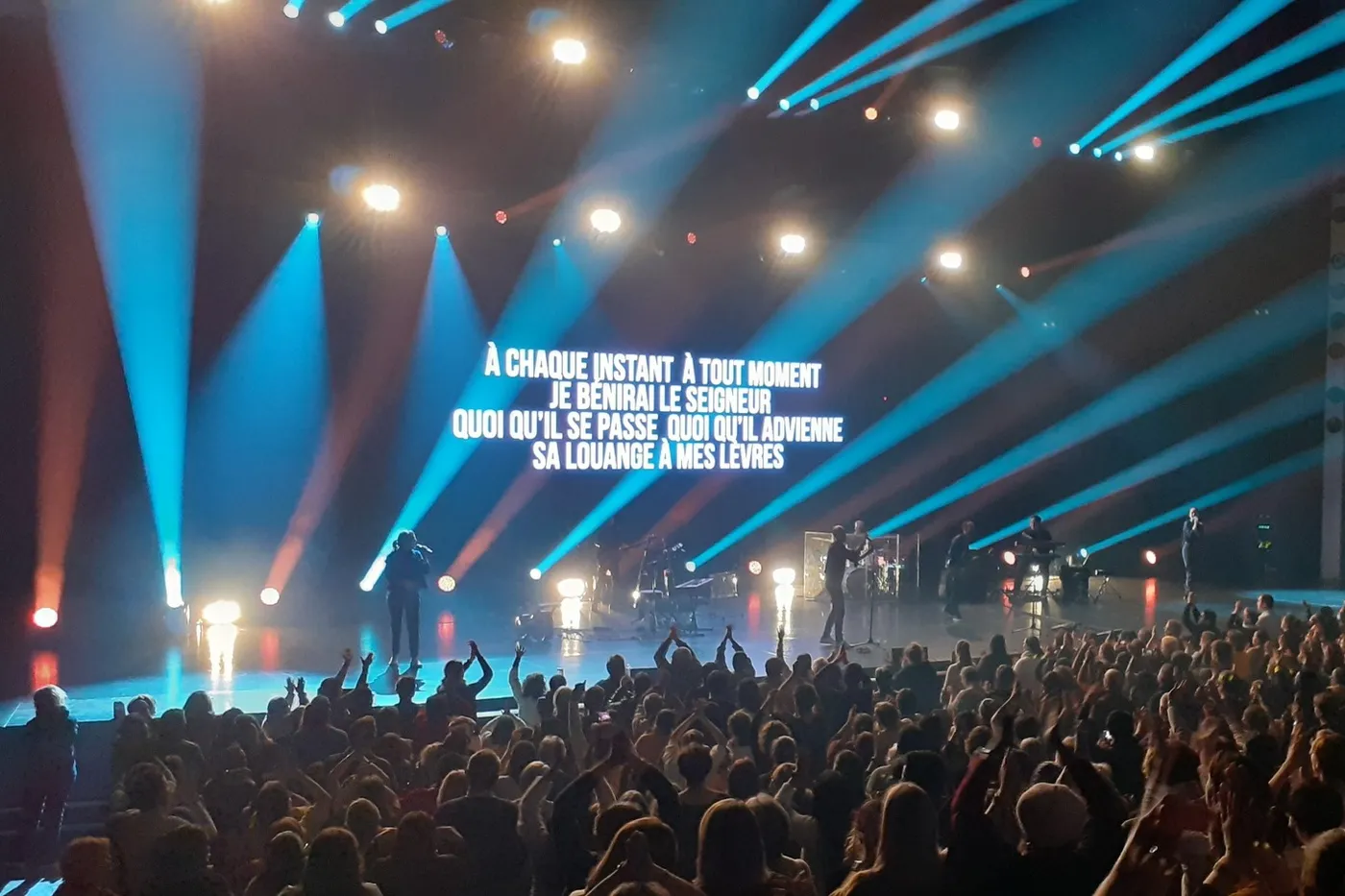 Glorious sur scène : trois frères de Valence, inventeurs de la « pop louange ».